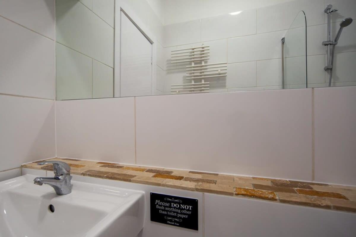 Lovely 2 Bedroom Apartment In Tooting Londra Esterno foto